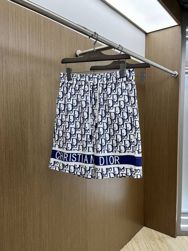 Cd 2540春夏新款男士休闲短裤 高端货简洁时尚大方 定制原版进口面料 简洁利落又清爽 品质做工细节经得起任何形式检验简约大方百搭款 上身优雅帅气，焕然一新的