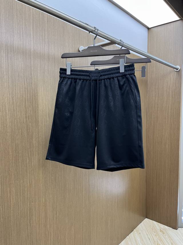 Cd 2540春夏新款男士休闲短裤 高端货简洁时尚大方 定制原版进口面料 简洁利落又清爽 品质做工细节经得起任何形式检验简约大方百搭款 上身优雅帅气，焕然一新的