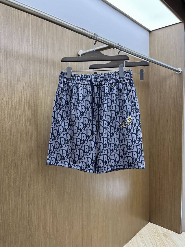 Cd 2540春夏新款男士休闲短裤 高端货简洁时尚大方 定制原版进口面料 简洁利落又清爽 品质做工细节经得起任何形式检验简约大方百搭款 上身优雅帅气，焕然一新的