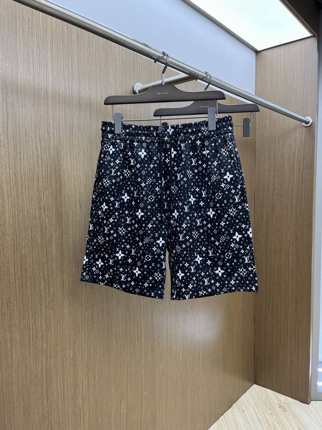 Lv 2540春夏新款男士休闲短裤 高端货简洁时尚大方 定制原版进口面料 简洁利落又清爽 品质做工细节经得起任何形式检验简约大方百搭款 上身优雅帅气，焕然一新的