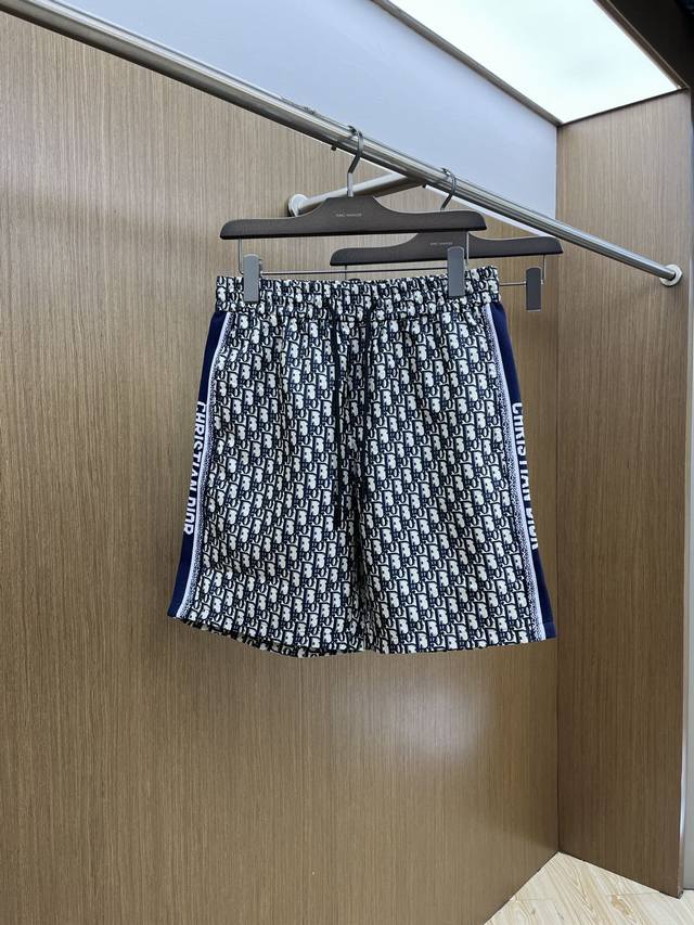 Cd 2540春夏新款男士休闲短裤 高端货简洁时尚大方 定制原版进口面料 简洁利落又清爽 品质做工细节经得起任何形式检验简约大方百搭款 上身优雅帅气，焕然一新的