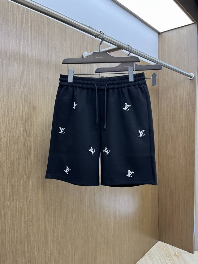 Lv 2540春夏新款男士休闲短裤 高端货简洁时尚大方 定制原版进口面料 简洁利落又清爽 品质做工细节经得起任何形式检验简约大方百搭款 上身优雅帅气，焕然一新的