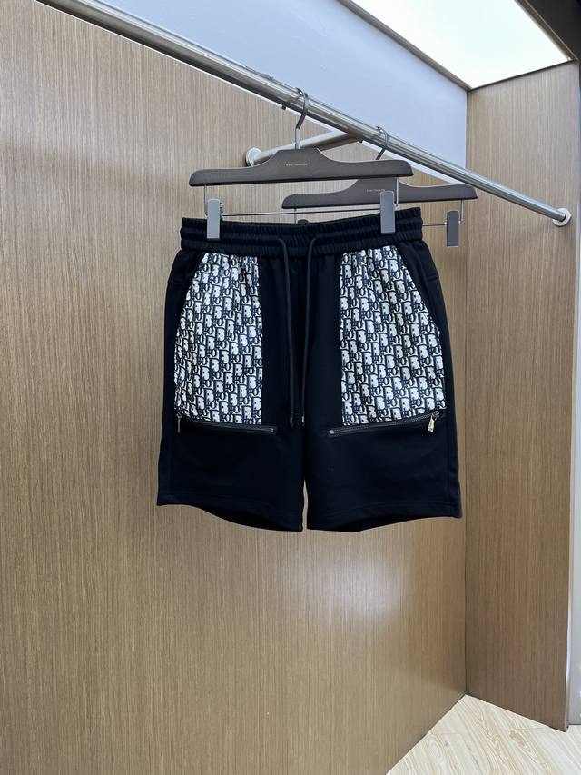 Cd 2540春夏新款男士休闲短裤 高端货简洁时尚大方 定制原版进口面料 简洁利落又清爽 品质做工细节经得起任何形式检验简约大方百搭款 上身优雅帅气，焕然一新的