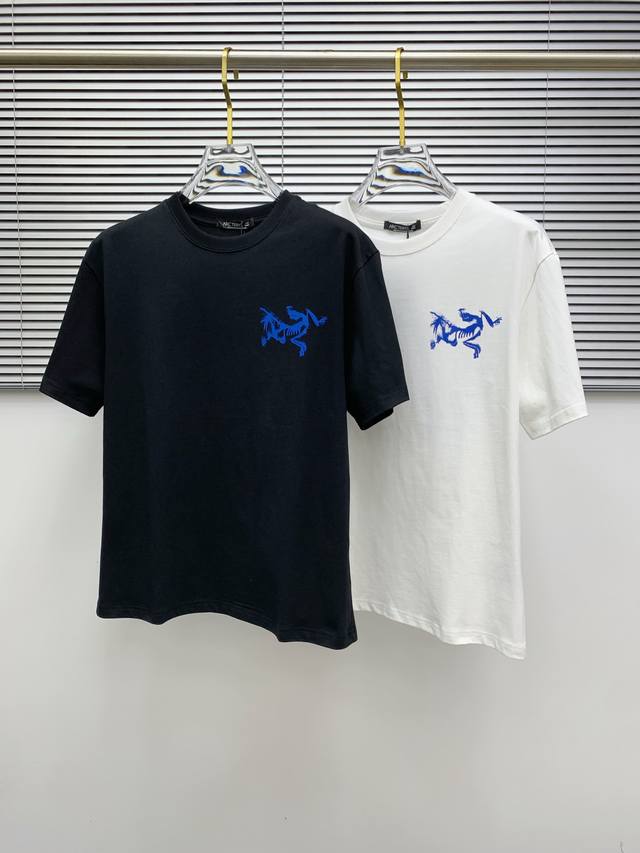 Ss始祖鸟纯棉最新面料经典标识图案Logo时尚简约潮流短袖，最顶级的品质专柜原单短袖，顶级制作工艺进口面料，专柜款独特设计，采用进口高端订制面料。官网在售！面料