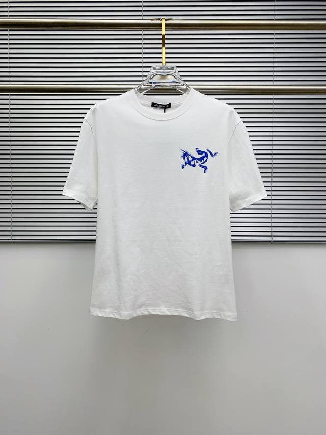 Ss始祖鸟纯棉最新面料经典标识图案Logo时尚简约潮流短袖，最顶级的品质专柜原单短袖，顶级制作工艺进口面料，专柜款独特设计，采用进口高端订制面料。官网在售！面料