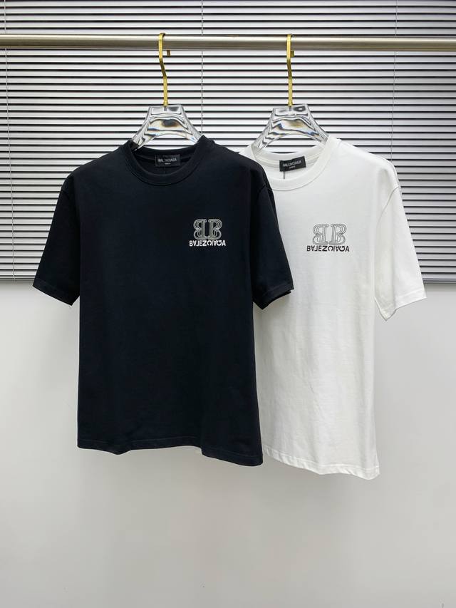 Ss巴黎世家纯棉最新面料经典标识图案Logo时尚简约潮流短袖，最顶级的品质专柜原单短袖，顶级制作工艺进口面料，专柜款独特设计，采用进口高端订制面料。官网在售！面