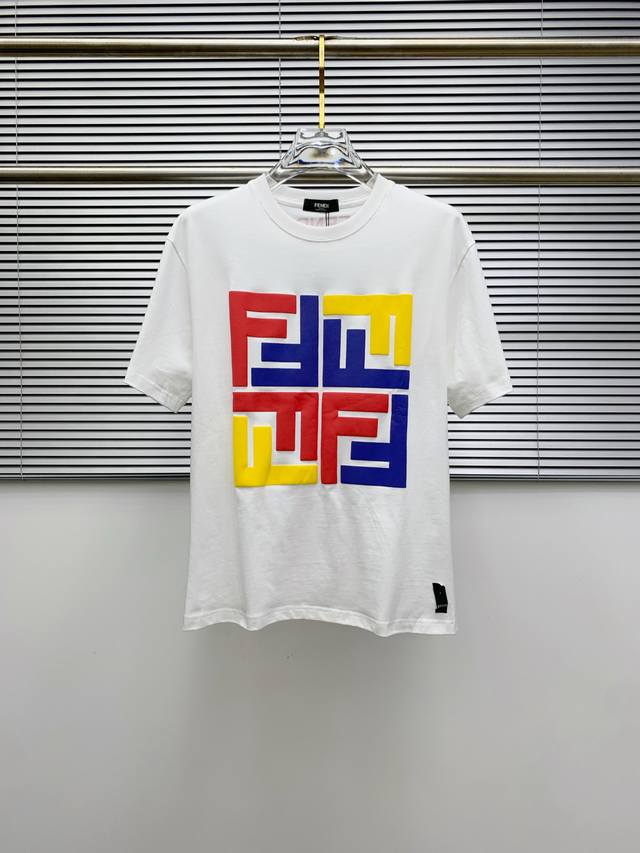 Ss芬迪纯棉最新面料经典标识图案Logo时尚简约潮流短袖，最顶级的品质专柜原单短袖，顶级制作工艺进口面料，专柜款独特设计，采用进口高端订制面料。官网在售！面料版