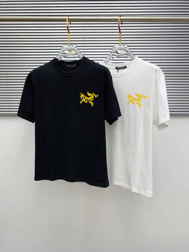 Ss始祖鸟纯棉最新面料经典标识图案Logo时尚简约潮流短袖，最顶级的品质专柜原单短袖，顶级制作工艺进口面料，专柜款独特设计，采用进口高端订制面料。官网在售！面料