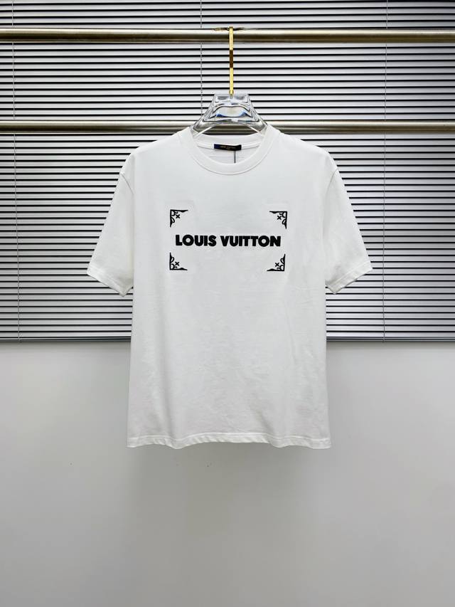 Sslv纯棉最新面料经典标识图案Logo时尚简约潮流短袖，最顶级的品质专柜原单短袖，顶级制作工艺进口面料，专柜款独特设计，采用进口高端订制面料。官网在售！面料版