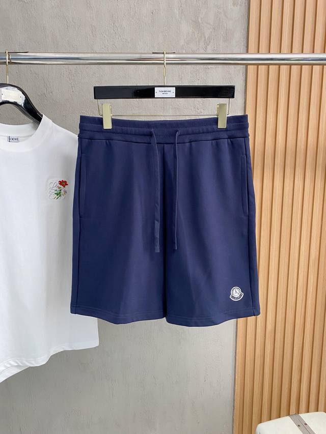 蒙口2025春夏新款休闲短裤！官网同步发售。定制品牌经典Logo，定制面料，舒适度极好，手触感强烈。辨识度极高，完美品相工艺。 尺码：S-Xl