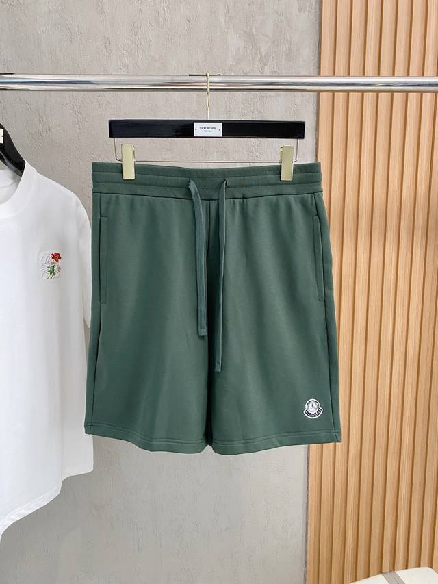 蒙口2025春夏新款休闲短裤！官网同步发售。定制品牌经典Logo，定制面料，舒适度极好，手触感强烈。辨识度极高，完美品相工艺。 尺码：S-Xl