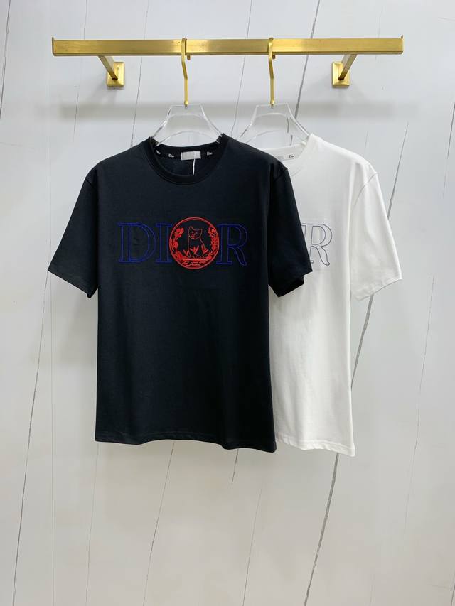 迪奥2025夏季新款短袖T恤，个性艺术系列全网独家首发 百搭款细节处理完美纯棉面料十分精致 原版面料 网红明星同款高版本 高品质手感非常舒服 时尚又个性 超级百