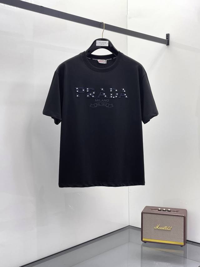普拉达2025夏季新款短袖T恤，个性艺术系列全网独家首发 百搭款细节处理完美纯棉面料十分精致 原版面料 网红明星同款高版本 高品质手感非常舒服 时尚又个性 超级