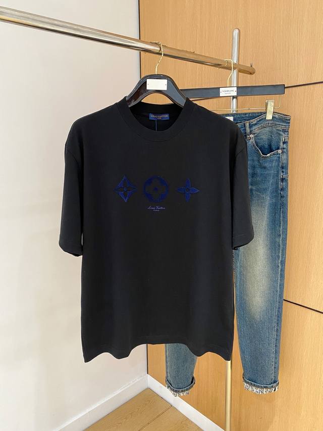 Sslv纯棉最新面料经典标识图案Logo时尚简约潮流短袖，最顶级的品质专柜原单短袖，顶级制作工艺进口面料，专柜款独特设计，采用进口高端订制面料。官网在售！面料版