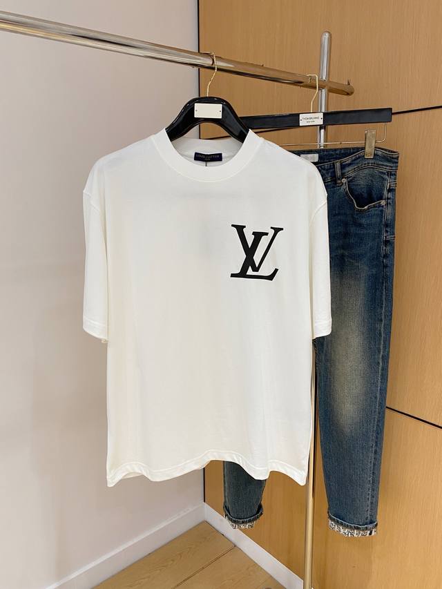 Sslv纯棉最新面料经典标识图案Logo时尚简约潮流短袖，最顶级的品质专柜原单短袖，顶级制作工艺进口面料，专柜款独特设计，采用进口高端订制面料。官网在售！面料版