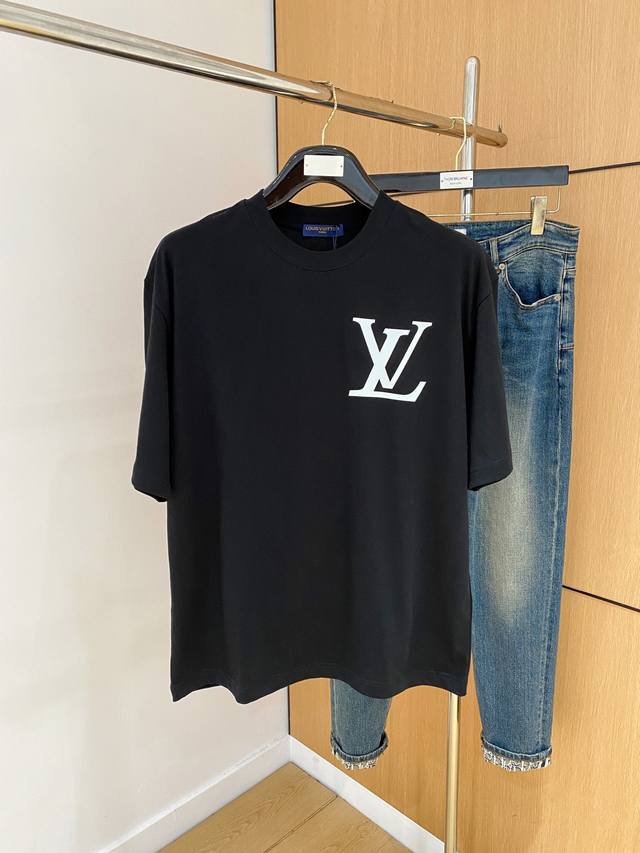 Sslv纯棉最新面料经典标识图案Logo时尚简约潮流短袖，最顶级的品质专柜原单短袖，顶级制作工艺进口面料，专柜款独特设计，采用进口高端订制面料。官网在售！面料版