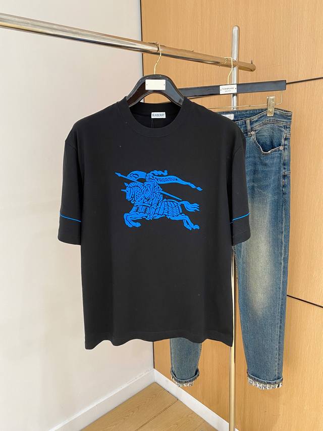 Ss巴宝莉纯棉最新面料经典标识图案Logo时尚简约潮流短袖，最顶级的品质专柜原单短袖，顶级制作工艺进口面料，专柜款独特设计，采用进口高端订制面料。官网在售！面料