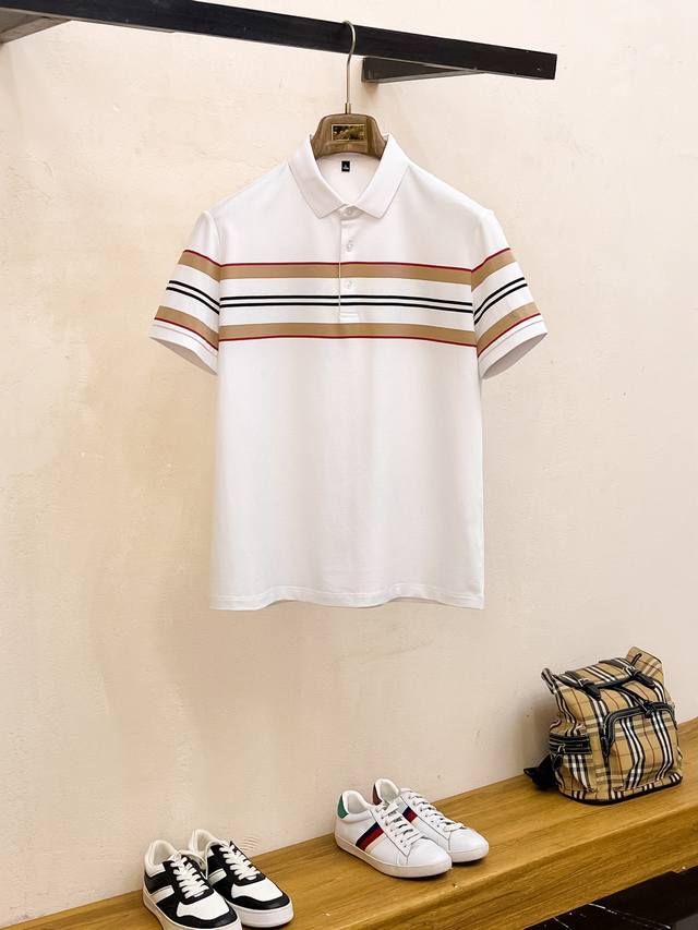 巴宝莉25Ss新款春夏短袖翻领T恤Polo，最高版本客供定制高端朱地面料简单时尚款，拼色螺纹超级好看！经典Logo简单大方的款式！满满的高级感，四季可穿。简欧风