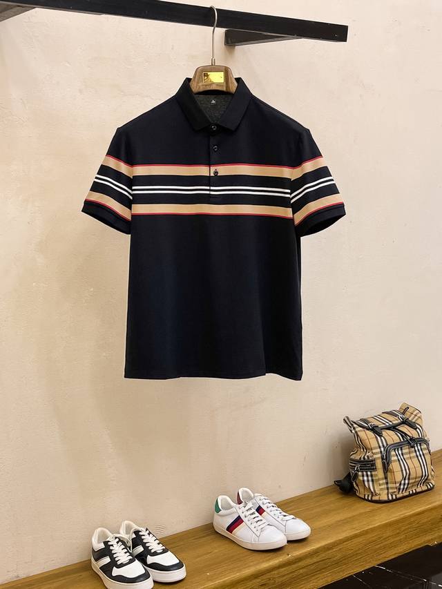 巴宝莉25Ss新款春夏短袖翻领T恤Polo，最高版本客供定制高端朱地面料简单时尚款，拼色螺纹超级好看！经典Logo简单大方的款式！满满的高级感，四季可穿。简欧风