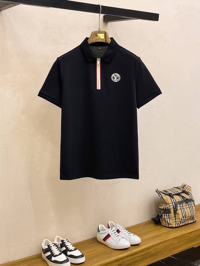 Lv25Ss新款春夏短袖翻领T恤Polo，最高版本客供定制高端朱地面料简单时尚款，拼色螺纹超级好看！经典Logo简单大方的款式！满满的高级感，四季可穿。简欧风格