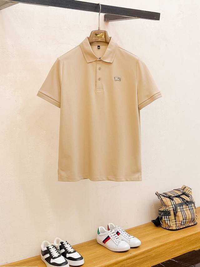 巴宝莉25Ss新款春夏短袖翻领T恤Polo，最高版本客供定制高端朱地面料简单时尚款，拼色螺纹超级好看！经典Logo简单大方的款式！满满的高级感，四季可穿。简欧风