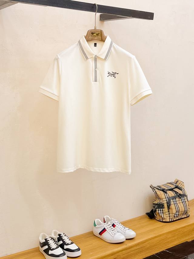 始祖鸟25Ss新款春夏短袖翻领T恤Polo，最高版本客供定制高端朱地面料简单时尚款，拼色螺纹超级好看！经典Logo简单大方的款式！满满的高级感，四季可穿。简欧风