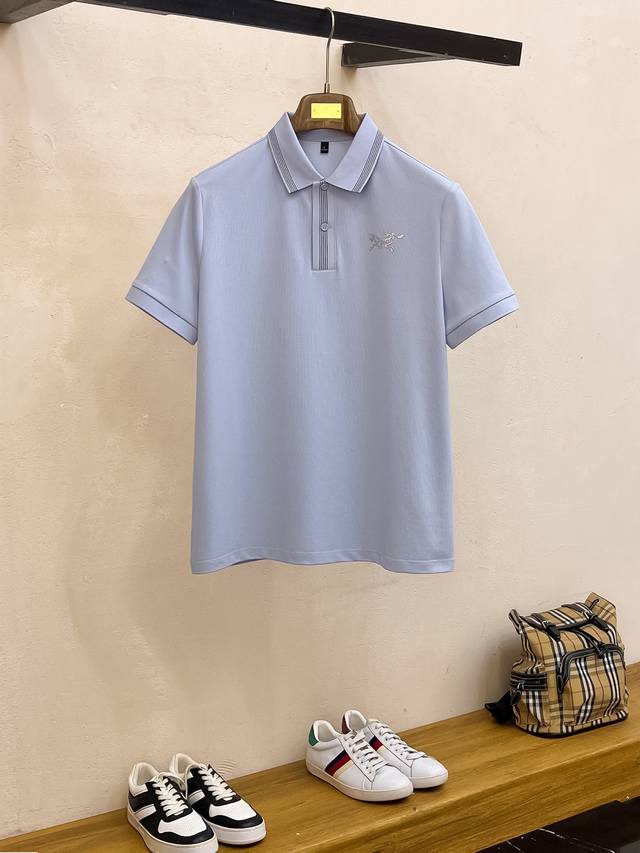 始祖鸟25Ss新款春夏短袖翻领T恤Polo，最高版本客供定制高端朱地面料简单时尚款，拼色螺纹超级好看！经典Logo简单大方的款式！满满的高级感，四季可穿。简欧风