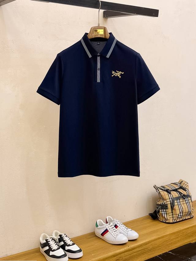 始祖鸟25Ss新款春夏短袖翻领T恤Polo，最高版本客供定制高端朱地面料简单时尚款，拼色螺纹超级好看！经典Logo简单大方的款式！满满的高级感，四季可穿。简欧风