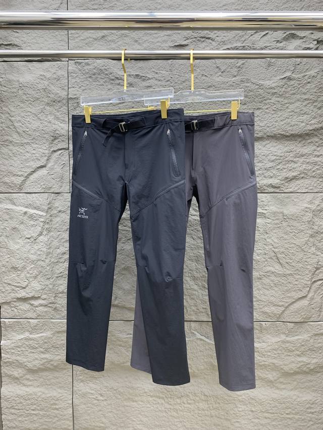 始祖鸟春夏25Ss休闲裤金典再次出现，原单订制高品质时尚休闲裤。超级百搭款。独家定制面料，挺阔有型，贴身舒适。原版定制专柜最新五金辅料。超靓版型、上身显腿修长，