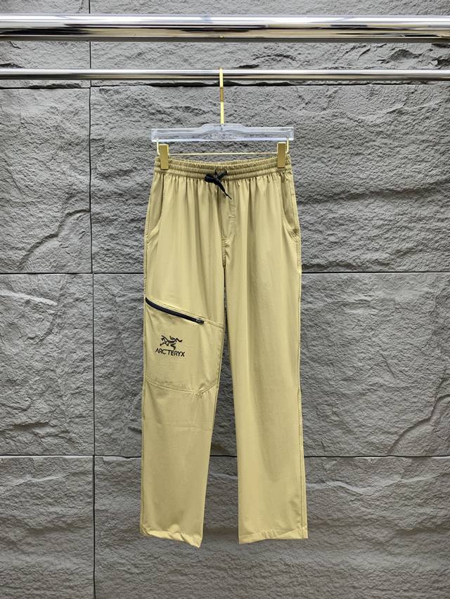 始祖鸟春夏25Ss休闲裤金典再次出现，原单订制高品质时尚休闲裤。超级百搭款。独家定制面料，挺阔有型，贴身舒适。原版定制专柜最新五金辅料。超靓版型、上身显腿修长，