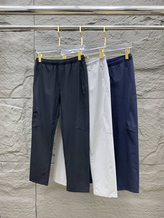 普拉达春夏25Ss休闲裤金典再次出现，原单订制高品质时尚休闲裤。超级百搭款。独家定制面料，挺阔有型，贴身舒适。原版定制专柜最新五金辅料。超靓版型、上身显腿修长，