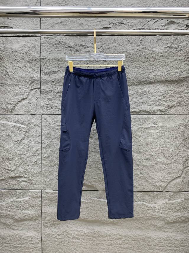 普拉达春夏25Ss休闲裤金典再次出现，原单订制高品质时尚休闲裤。超级百搭款。独家定制面料，挺阔有型，贴身舒适。原版定制专柜最新五金辅料。超靓版型、上身显腿修长，
