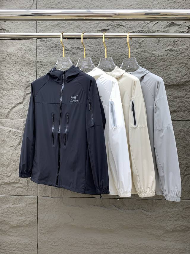 新品 始祖鸟渠道精品.2025Ss春夏新款运动服夹克防晒服外套！防晒衣经典之余增添了与时俱进的时尚感,型男靓女的最佳选择.新型轻量绢丝纤维尼龙面料,轻盈透气,绗