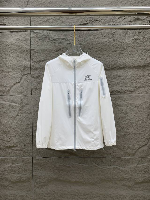 新品 始祖鸟渠道精品.2025Ss春夏新款运动服夹克防晒服外套！防晒衣经典之余增添了与时俱进的时尚感,型男靓女的最佳选择.新型轻量绢丝纤维尼龙面料,轻盈透气,绗