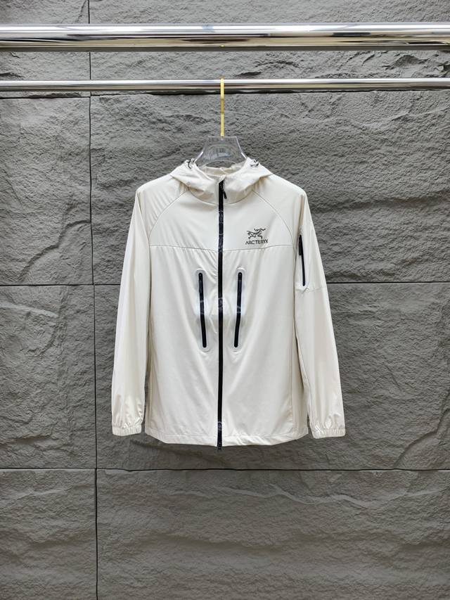 新品 始祖鸟渠道精品.2025Ss春夏新款运动服夹克防晒服外套！防晒衣经典之余增添了与时俱进的时尚感,型男靓女的最佳选择.新型轻量绢丝纤维尼龙面料,轻盈透气,绗