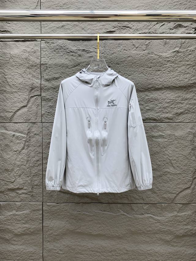 新品 始祖鸟渠道精品.2025Ss春夏新款运动服夹克防晒服外套！防晒衣经典之余增添了与时俱进的时尚感,型男靓女的最佳选择.新型轻量绢丝纤维尼龙面料,轻盈透气,绗
