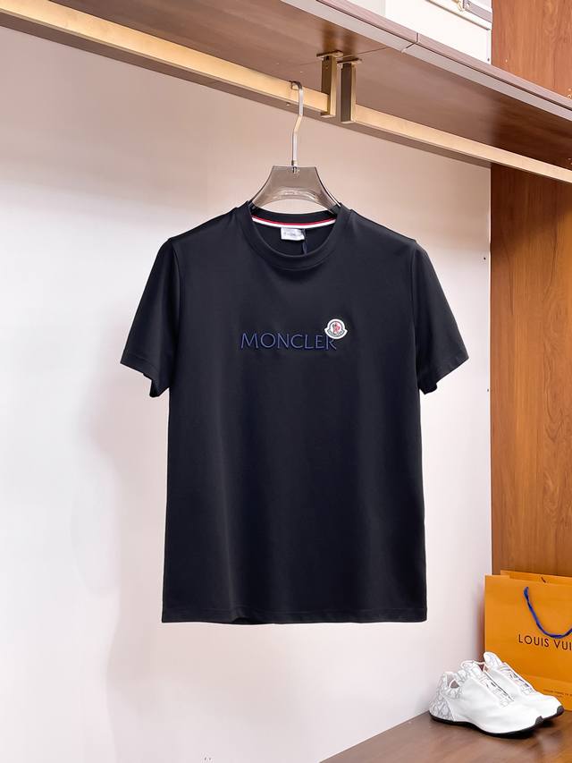 蒙口 2025春夏新款首发专柜最新款圆领短袖 高端订制 设计前卫时尚！品牌Logo重工艺设计 高端定制100支双面丝光棉面料.手感柔软.穿着舒适.专柜级别精致车