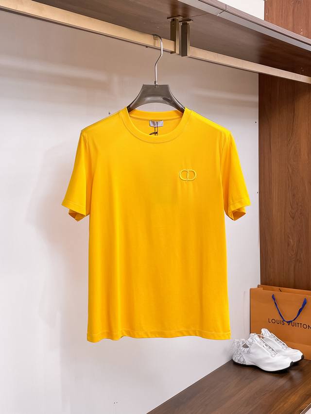 迪奥 2025春夏新款首发专柜最新款圆领短袖 高端订制 设计前卫时尚！品牌Logo重工艺设计 高端定制100支双面丝光棉面料.手感柔软.穿着舒适.专柜级别精致车