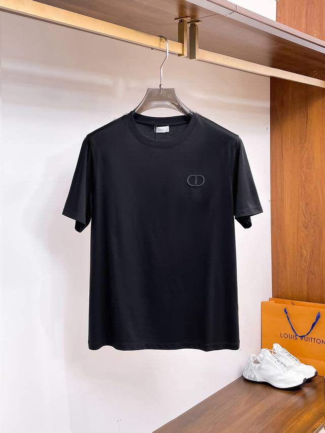 迪奥 2025春夏新款首发专柜最新款圆领短袖 高端订制 设计前卫时尚！品牌Logo重工艺设计 高端定制100支双面丝光棉面料.手感柔软.穿着舒适.专柜级别精致车