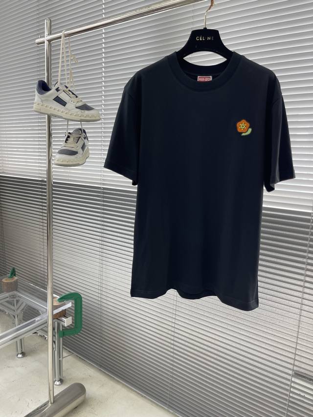 Kenz 花朵印花短袖T恤 面料采用定制240G 26支特滑双股精棉平纹高密无尘全棉布料。前幅高密度加厚，走线平整，代工品质，全套定制辅料。 码数：M-3Xl