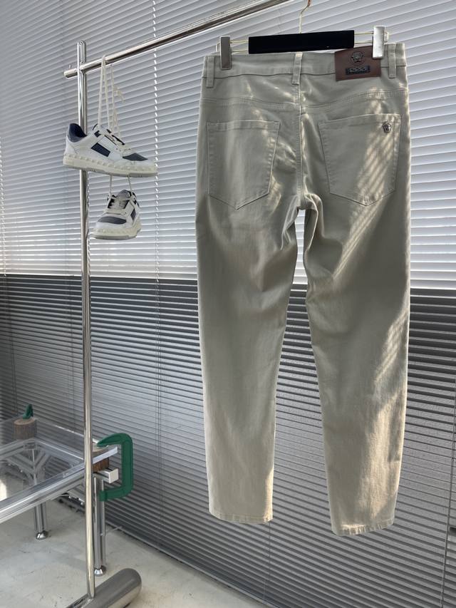 Versac 25Ss夏季新款休闲牛仔裤，高端品质，面料超级柔软舒适 小直筒版型，上身修长，万能搭配款 码数：29，30，31，32，33，34，36，38，