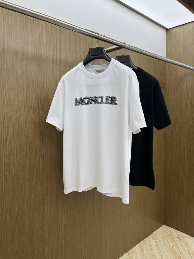 新品 Mon 2540春夏新款男女同款短袖圆领T恤，极具个性高级风，标志Logo印花工艺设计！定制纯棉面料！一款简约高级的时尚单品，穿搭魅力十分高级不俗的时尚产