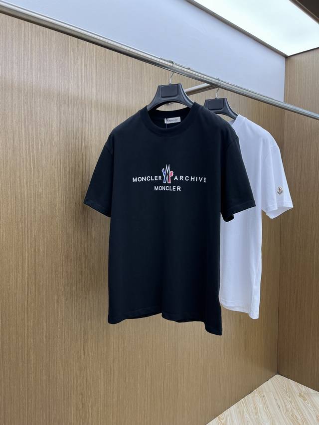 新品 Mon 2540春夏新款男女同款短袖圆领T恤，极具个性高级风，标志Logo印花工艺设计！定制纯棉面料！一款简约高级的时尚单品，穿搭魅力十分高级不俗的时尚产