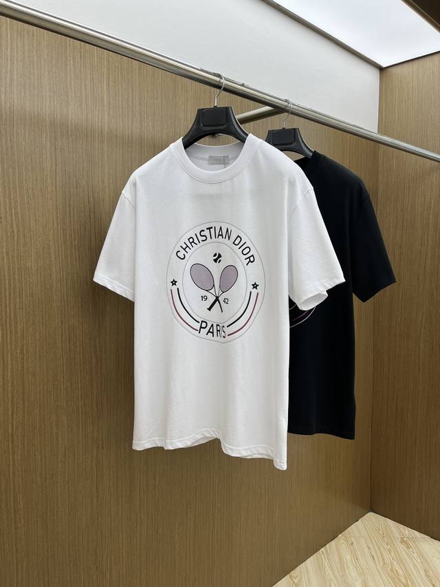 新品 Cd 2540春夏新款男女同款短袖圆领T恤，极具个性高级风，标志Logo印花工艺设计！定制纯棉面料！一款简约高级的时尚单品，穿搭魅力十分高级不俗的时尚产物
