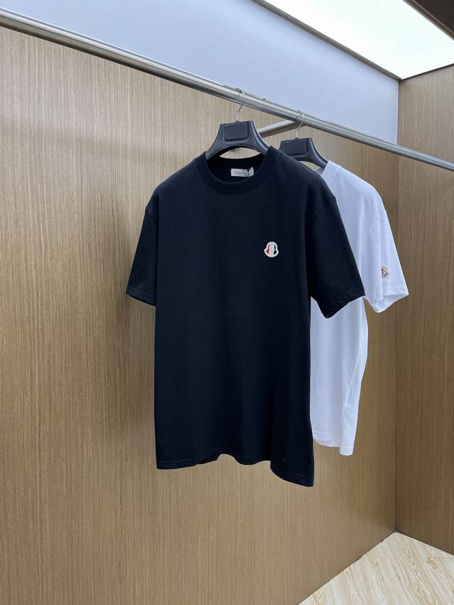 新品 Mon 2540春夏新款男女同款短袖圆领T恤，极具个性高级风，标志Logo印花工艺设计！定制纯棉面料！一款简约高级的时尚单品，穿搭魅力十分高级不俗的时尚产