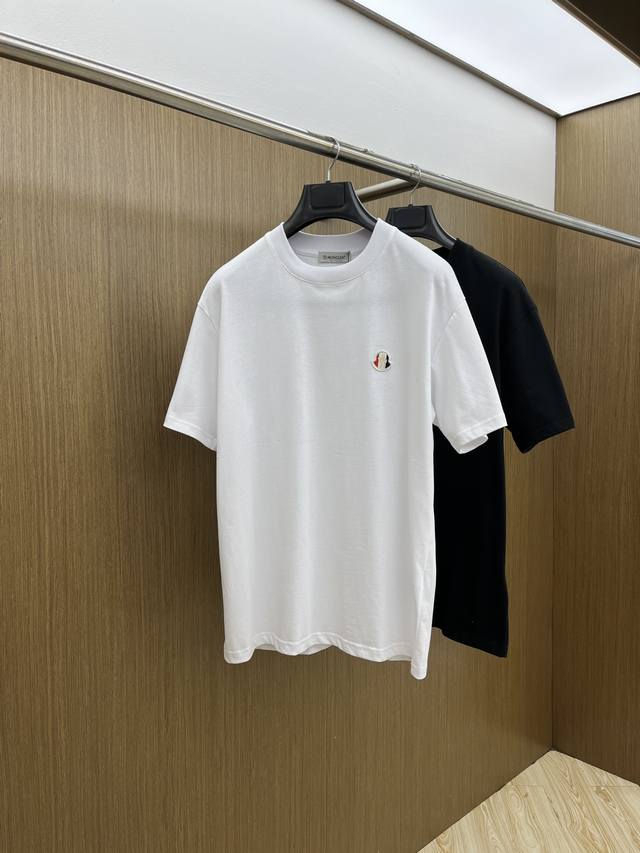 新品 Mon 2540春夏新款男女同款短袖圆领T恤，极具个性高级风，标志Logo印花工艺设计！定制纯棉面料！一款简约高级的时尚单品，穿搭魅力十分高级不俗的时尚产