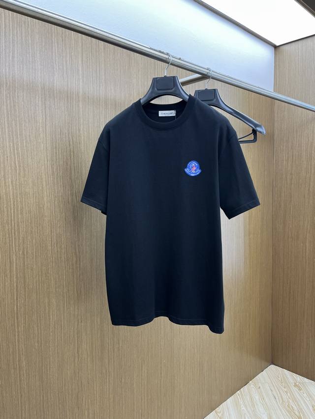 新品 Mon 2540春夏新款男女同款短袖圆领T恤，极具个性高级风，标志Logo印花工艺设计！定制纯棉面料！一款简约高级的时尚单品，穿搭魅力十分高级不俗的时尚产