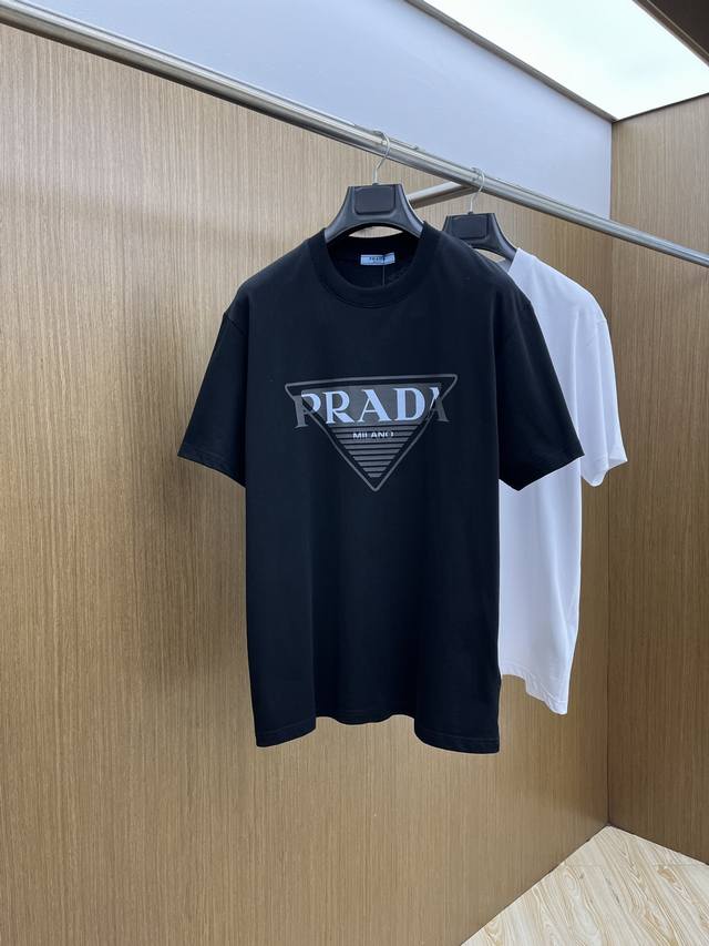 新品 Pd 2540春夏新款男女同款短袖圆领T恤，极具个性高级风，标志Logo印花工艺设计！定制纯棉面料！一款简约高级的时尚单品，穿搭魅力十分高级不俗的时尚产物