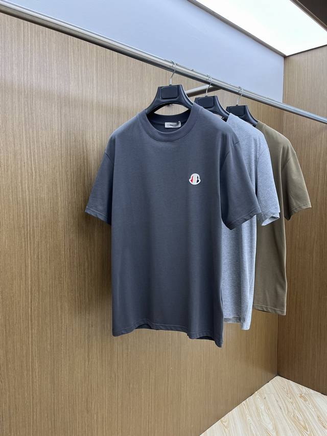 新品 Mon 2540春夏新款男女同款短袖圆领T恤，极具个性高级风，标志Logo印花工艺设计！定制纯棉面料！一款简约高级的时尚单品，穿搭魅力十分高级不俗的时尚产