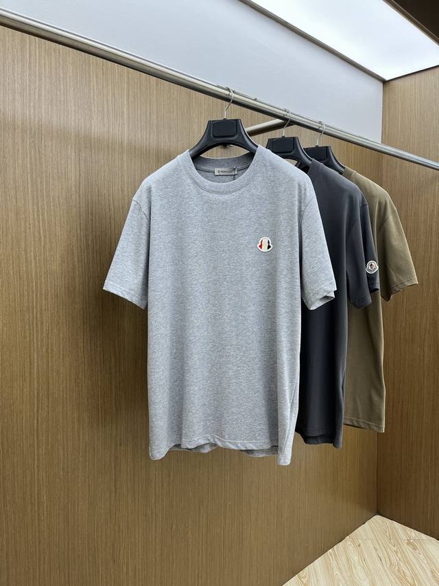 新品 Mon 2540春夏新款男女同款短袖圆领T恤，极具个性高级风，标志Logo印花工艺设计！定制纯棉面料！一款简约高级的时尚单品，穿搭魅力十分高级不俗的时尚产